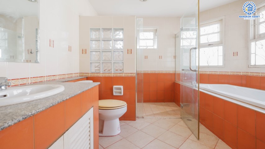 *****บ้านเดี่ยวมือสอง ม.กฤษดานคร39 ปิ่นเกล้า หลังมุม ติดถนนบรมราชชนนี รองรับความสุขบนเนื้อที่ดิน 153.9 ตร.ว. ฟังก์ชัน 5 ห้องนอน 4 ห้องน้ำ 2 ที่จอดรถ พร้อมพื้นที่ใช้สอยกว่า 240 ตร.ม. ใช้ชีวิตใจกลางสิ่งอำนวยความสะดวก เพียง 10 นาทีถึงเซ็นทรัลปิ่นเกล้า